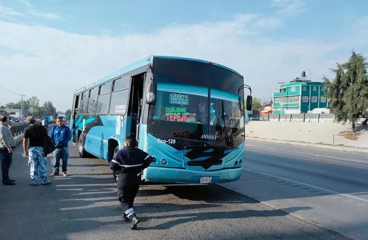 Asaltan autobús de pasajeros y golpean a tres en Tepeji del Río