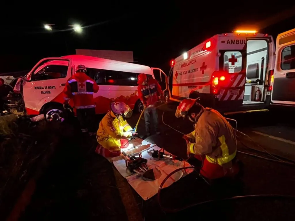 Conductor queda prensado tras choque de urvan en Atotonilco