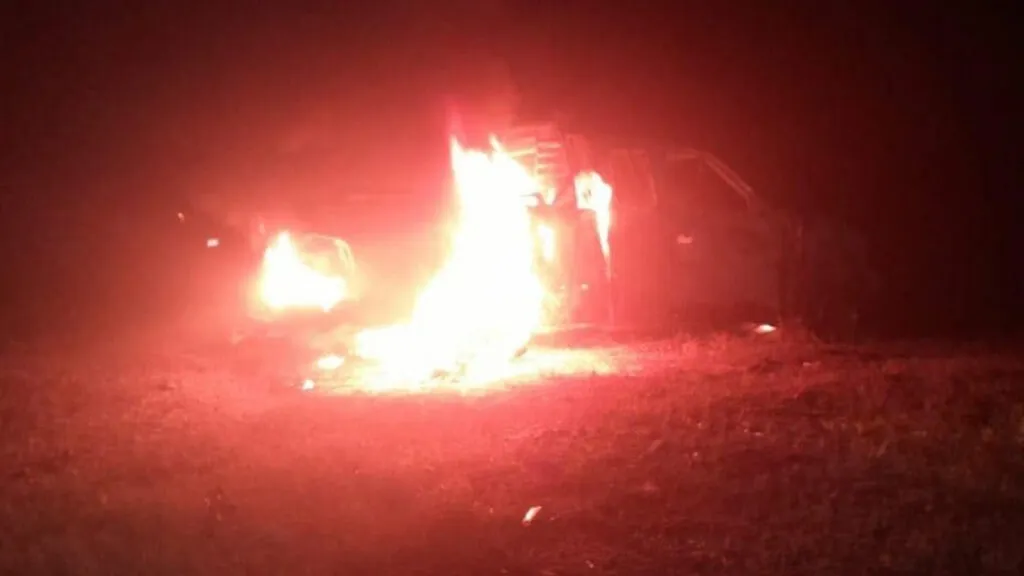¡Prendieron fuego! Incendio consume camioneta en Huazalingo