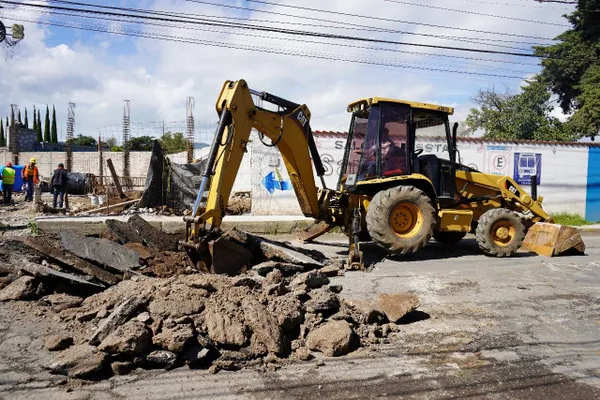Trabajos de pavimentación hidráulica en la carretera Cuautepec–Tulancingo.