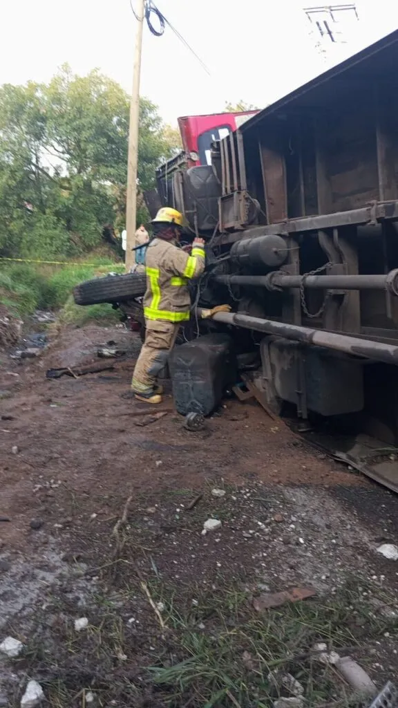 Tractocamión cae de puente en Tepeji del Río