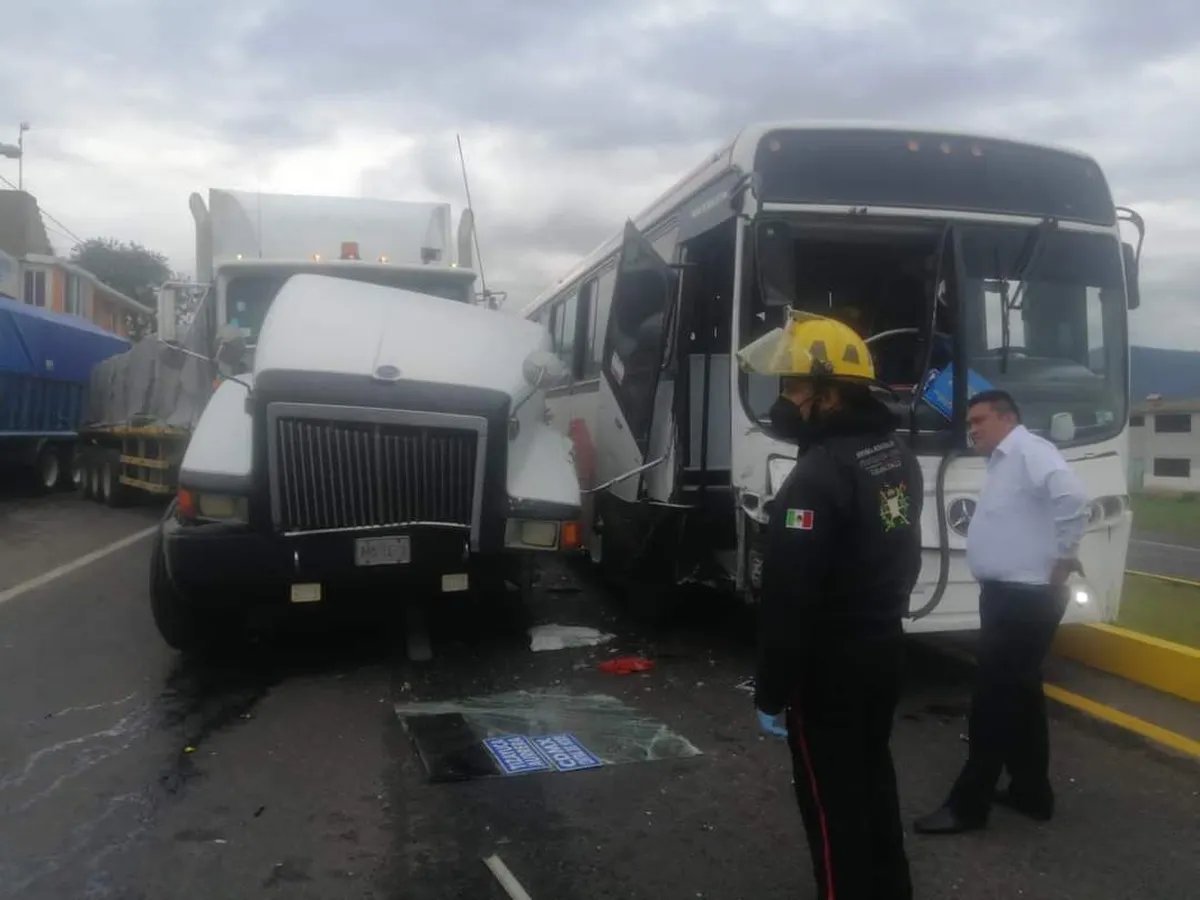 Aparatoso choque entre autobús Tizayuca y trailer en Tulancingo