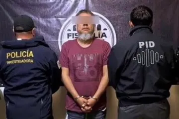 Moto y casco clave en la investigación del asesinato del alcalde de Pisaflores, Hidalgo.