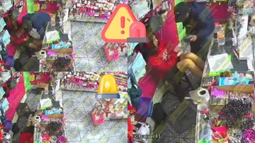 Cámara de vigilancia registra asalto a jovencita en negocio de maquillaje en Neza, Edomex.