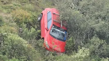 Auto fuera del camino tras accidente