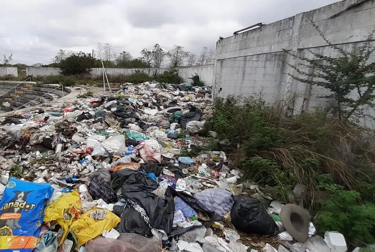 En Huejutla utilizan instalaciones de la feria como basurero