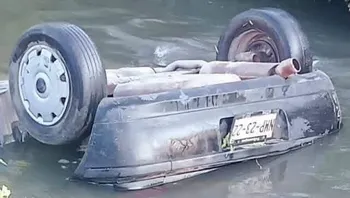 Hallan a mujer sin vida dentro de un auto en canal de Hidalgo; investigan si era policía estatal
