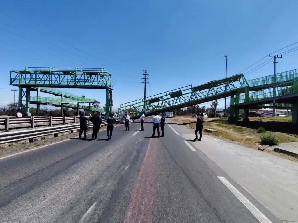 Grúa derriba parte de puente peatonal frente al Hospital General de Tulancingo