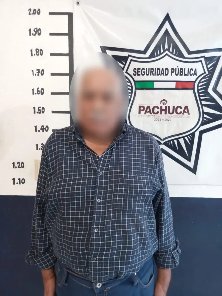 ¡Con las manos en la masa! Detienen a taxista por tirar basura en la vía pública en Pachuca