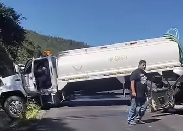 Choque de pipa provoca cierre total en la carretera México-Tuxpan