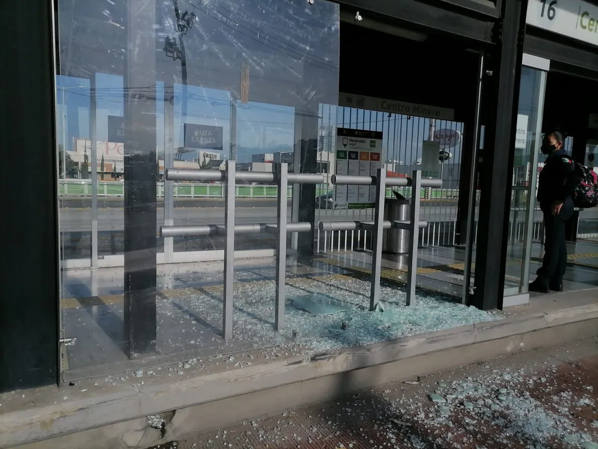 Tractocamión choca y daña estación de Tuzobús