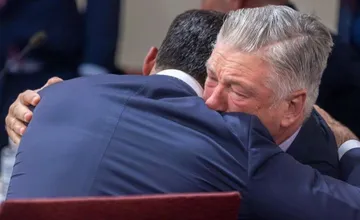 Piden reinstaurar cargos contra Alec Baldwin por disparo letal en set
