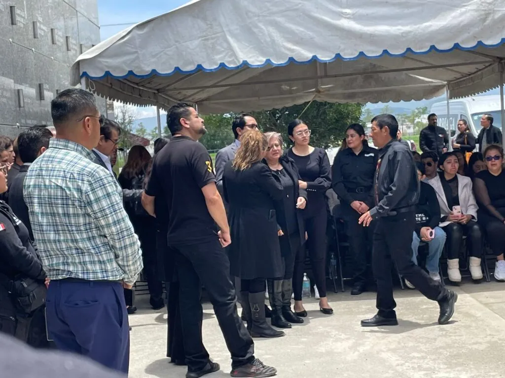 Dan último pase de lista a policía caído en La Loma; Procurador promete justicia