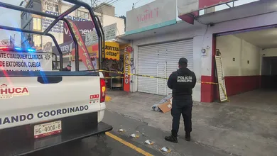 Atención: hallan a un hombre sin signos vitales en una vialidad de Pachuca; primeros reportes apuntan a una posible causa relacionada con alcohol.