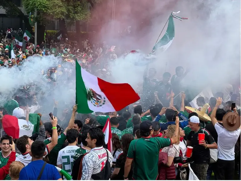 Con lluvia incluida, aficionados celebran al Tricolor tras el debut del Mundial 2026