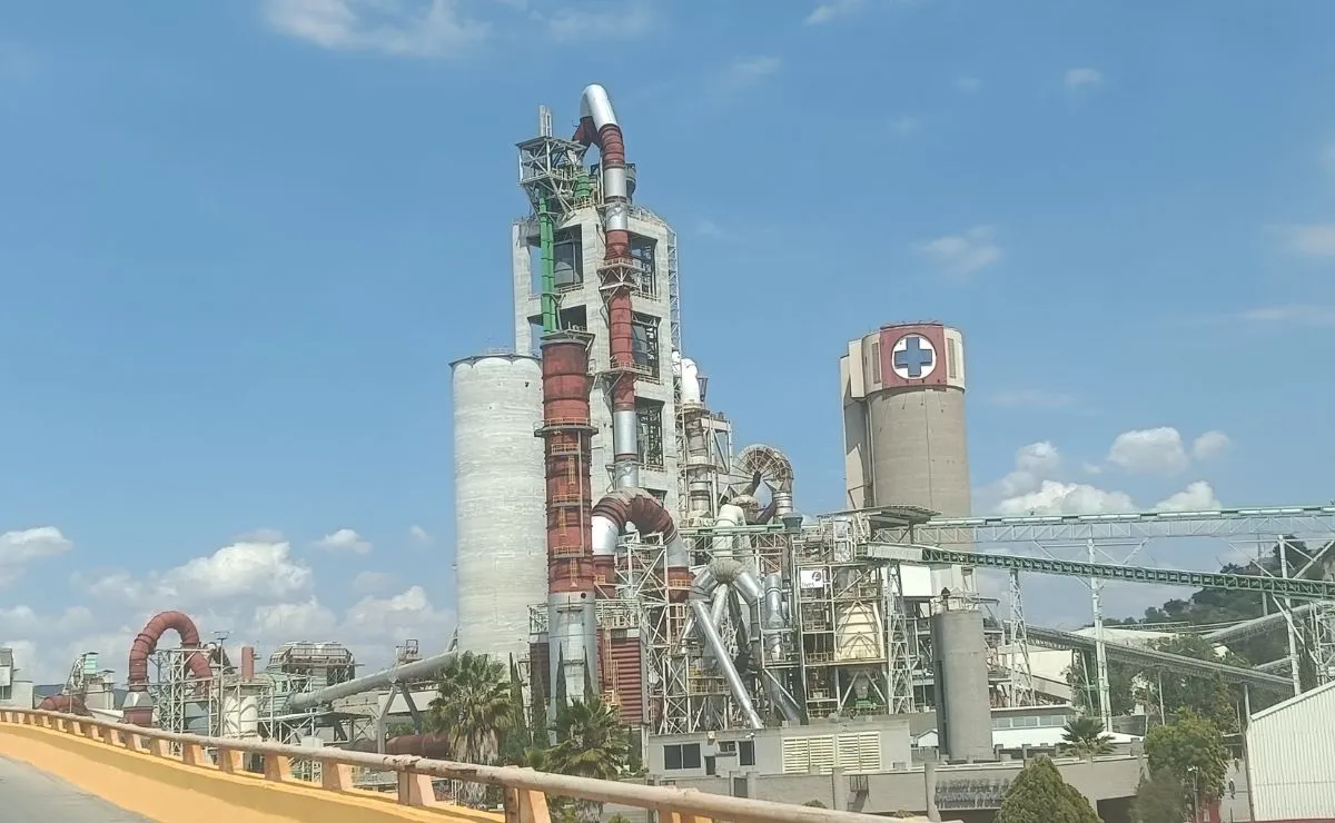 Cruz Azul avanza en reactivación de planta en Tula con instalación de rodillo industrial