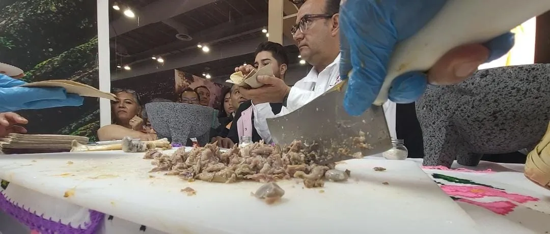Pulque, ximbo, barbacoa y pastes, deleitan a visitantes en el Tianguis Turístico de México