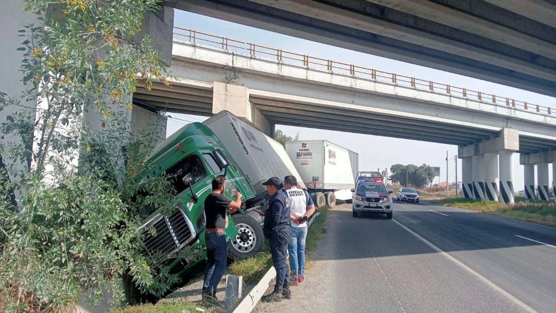Reportan accidente de tractocamión en la carretera México-Pachuca