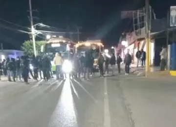 Encapuchados secuestran autobuses de AVM; suspenden corridas
