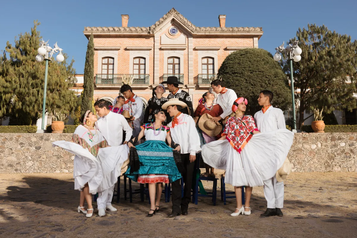 Parejas bailando huapango