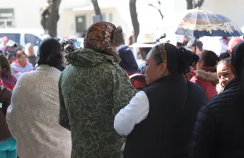 Personal de salud brinda atención preventiva ante infecciones respiratorias durante la temporada de frío en Hidalgo.
