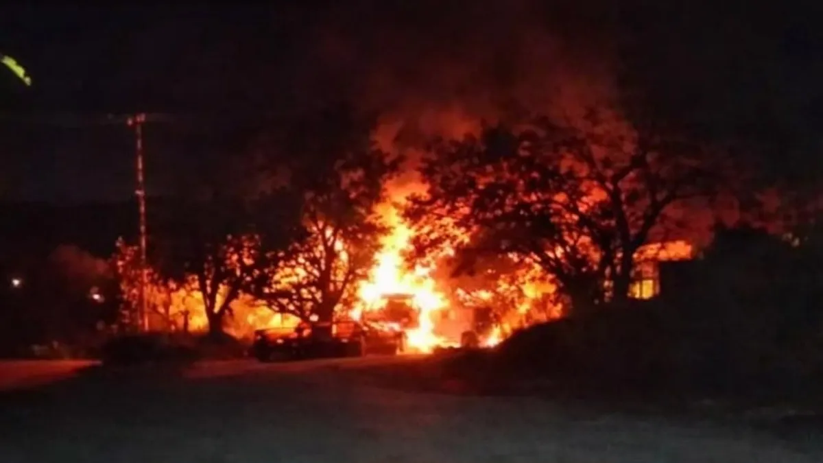 Camioneta incendiada tras explosión