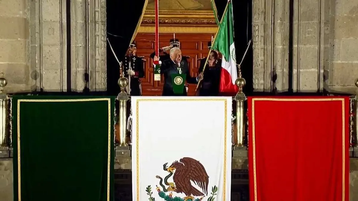 Júbilo y patriotismo desbordan el Zócalo en último grito de AMLO