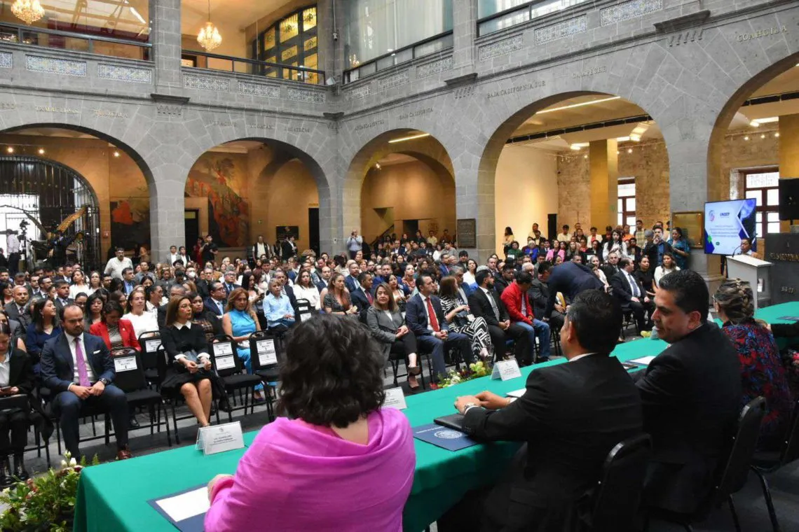 Entrega de reconocimientos de maestrías a servidores públicos del Congreso de Hidalgo