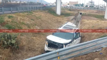 Autopista México-Pachuca: abandonan camioneta tras fuerte accidente