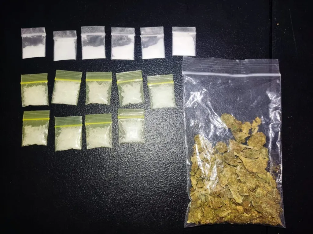 Detienen a hombre con droga y réplica de arma en Hidalgo