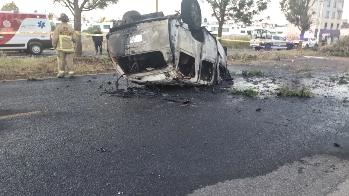 Actopan: camioneta vuelca y se incendia en libramiento a Ixmiquilpan