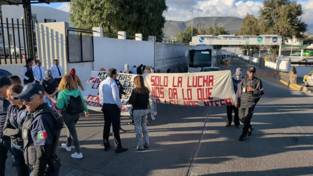 Estudiantes de El Mexe bloquean central de autobuses en Pachuca; exigen unidades de transporte