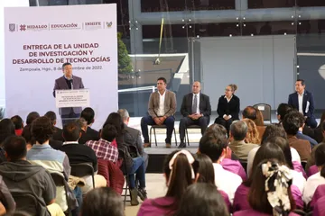 Julio Menchaca continúa con la entrega de obras