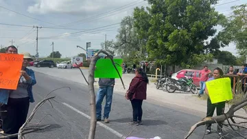 Padres de familia bloquean carretera