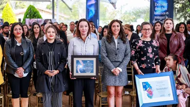 CDHEH entrega Aurora de Plata a fundación que atiende a infantes con discapacidad