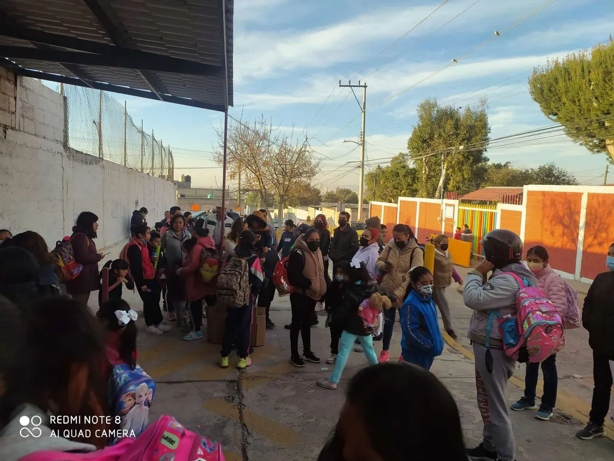 Padres de familia cierran primaria en colonia de Pachuca