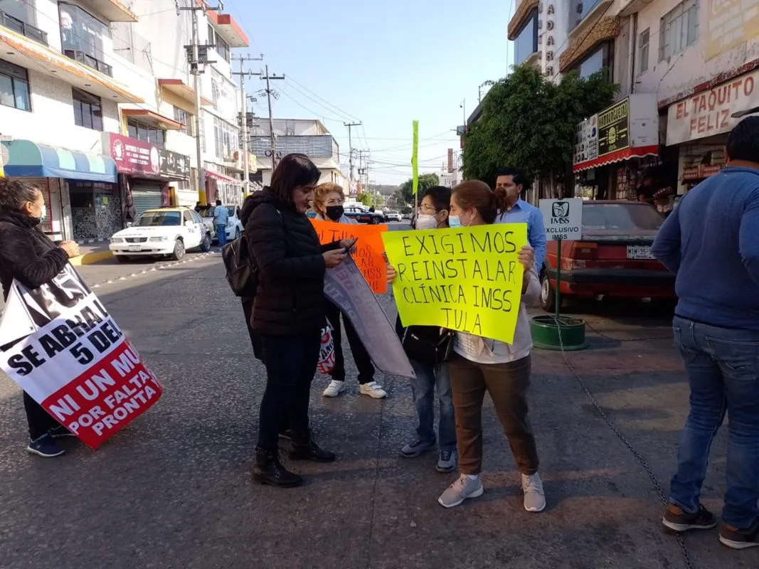 Se manifiestan derechohabientes del IMSS en Tula