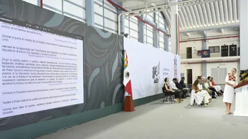 La presidenta Claudia Sheinbaum durante una conferencia donde abordó temas de política exterior, seguridad y desarrollo nacional.