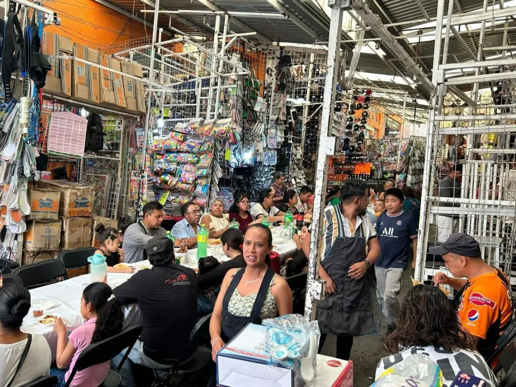 Mercado Primero de mayo celebra su 99 aniversario con baile, comida y lucha libre | FOTOS