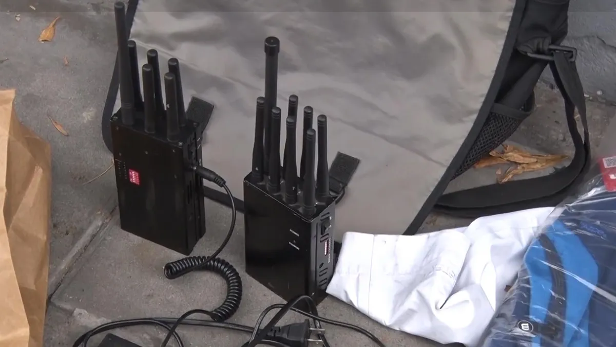 Vinculan a proceso a sujeto por portación de inhibidor de señal y robo de auto