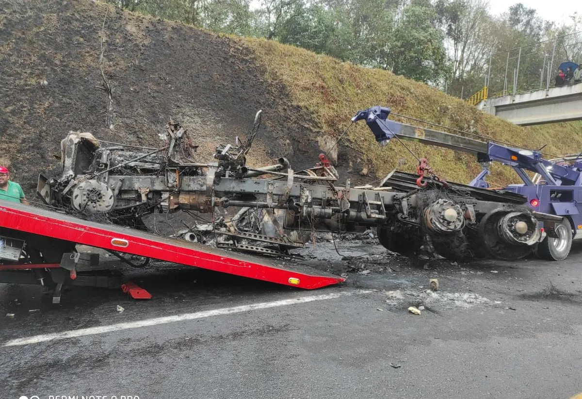 Tráiler se queda sin frenos, choca y se incendia sobre la México-Tuxpan
