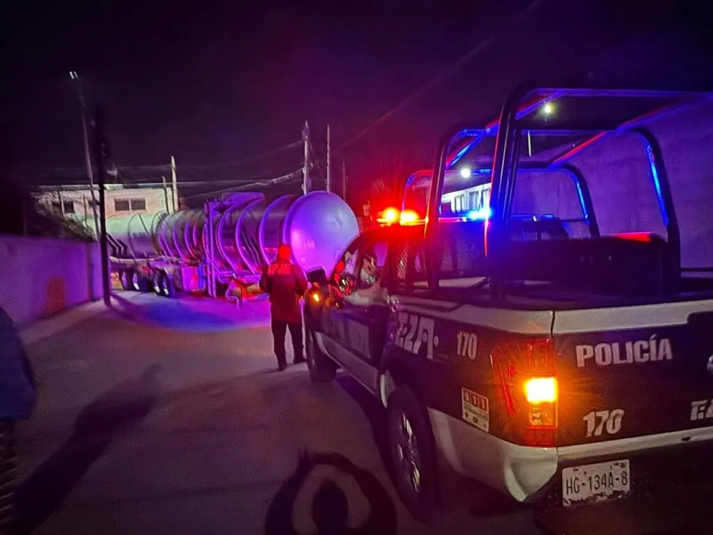 Tráiler robado provoca caos en Tizayuca y termina atorado en un poste