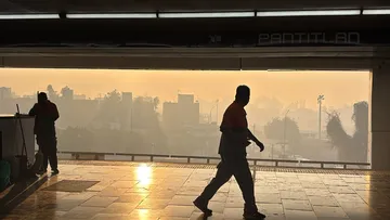 Durante la mañana se reportaron incendios en los municipios de Texcoco y Nezahualcóyotl, cuyas columnas de humo impactaron a la CDMX desde el amanecer. FOTO: Zasid Quizamán