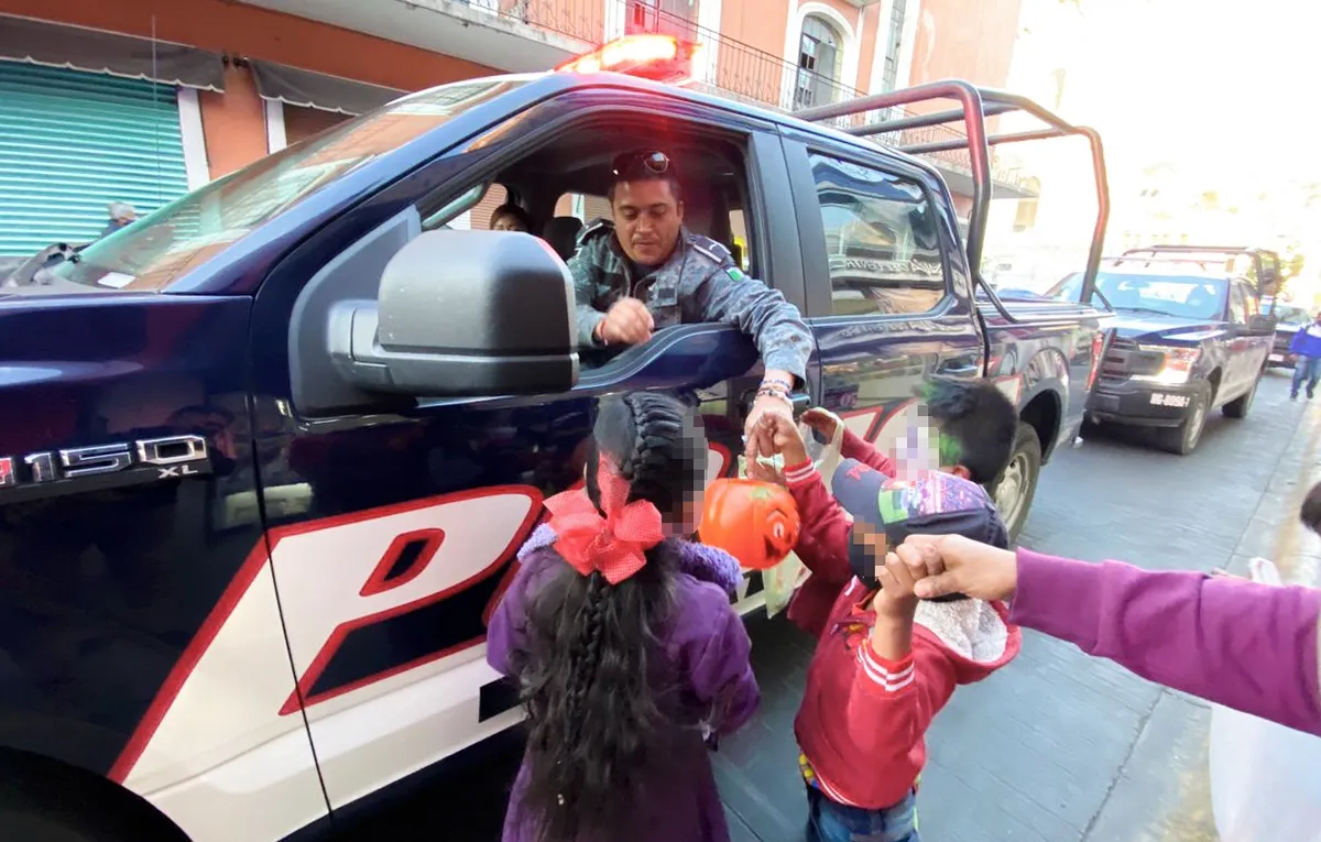 Policías dan ‘calaverita’ a niños de Pachuca