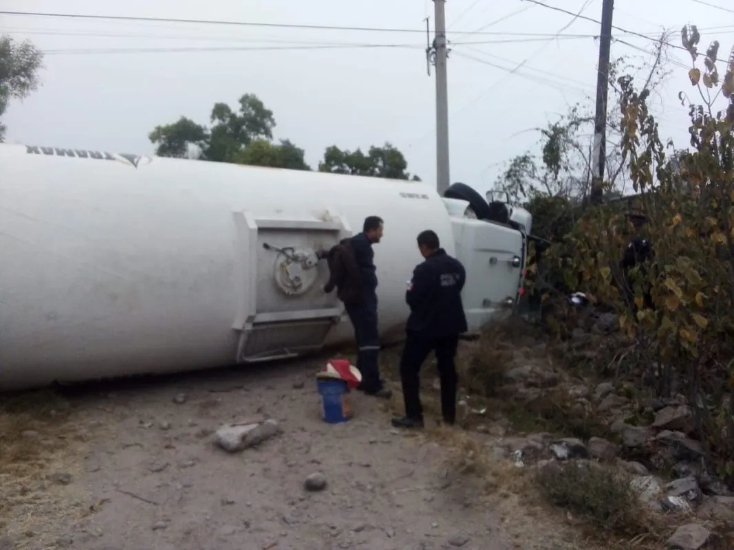 Vuelca pipa con hidrocarburo en Tepetitlán