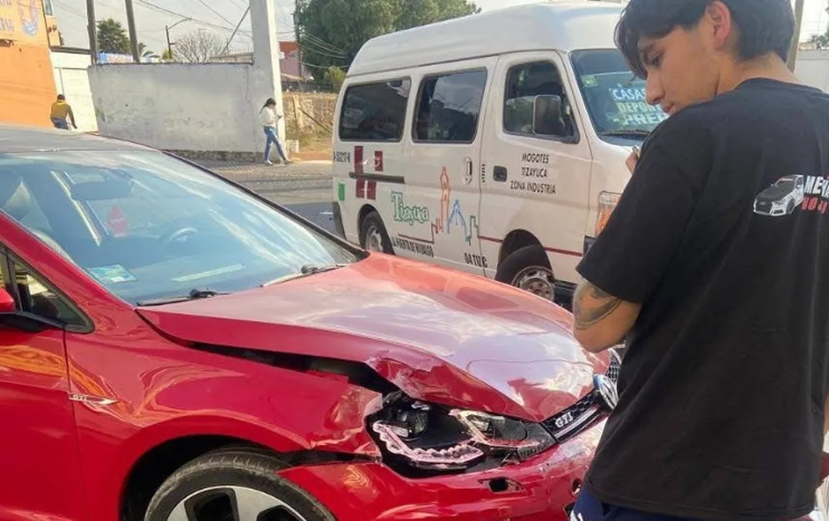 Choque entre auto particular y camioneta de pasajeros en Tizayuca