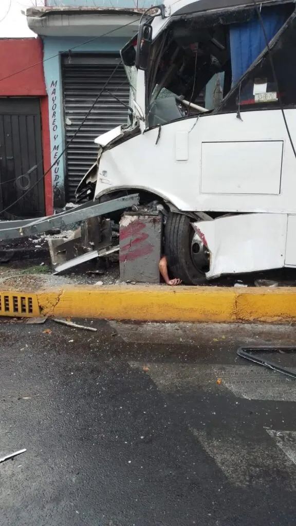 Autobús de la línea México-Tizayuca se estrella; hay un muerto y varios lesionados