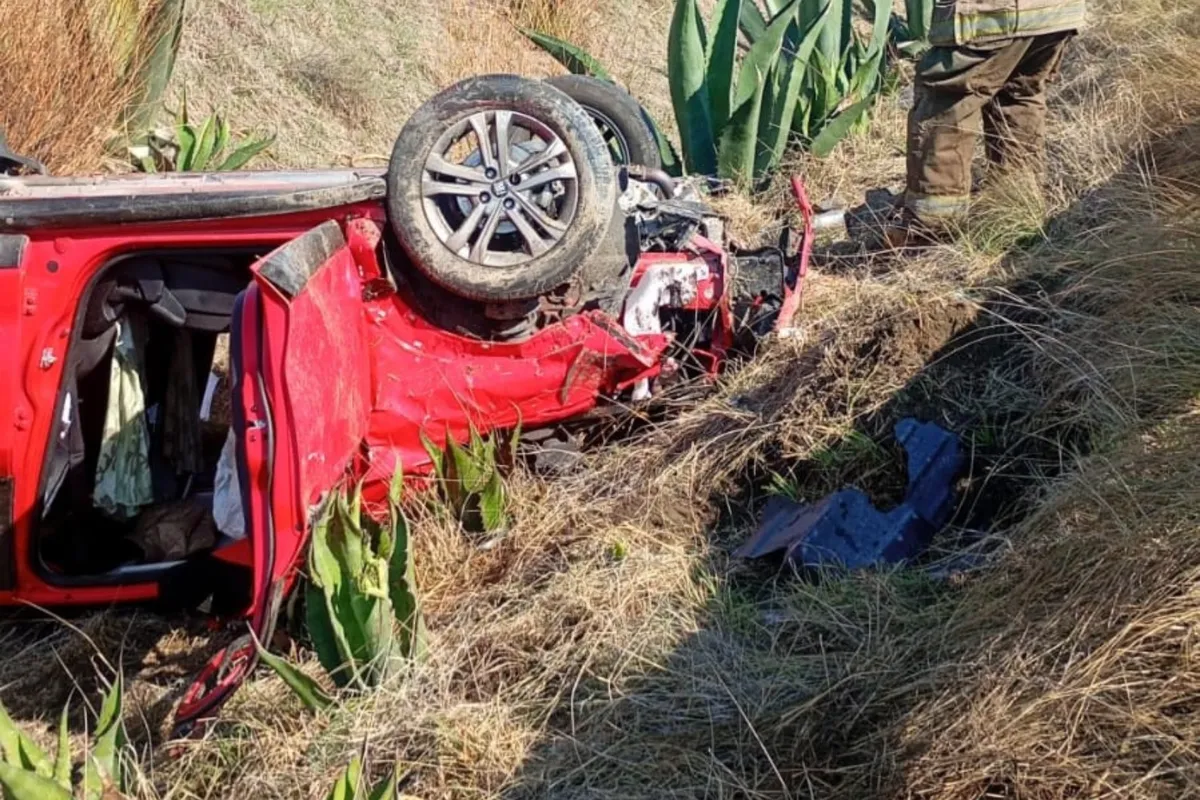 Bastaron segundos para perder el control. Así quedó un auto tras volcar en carretera