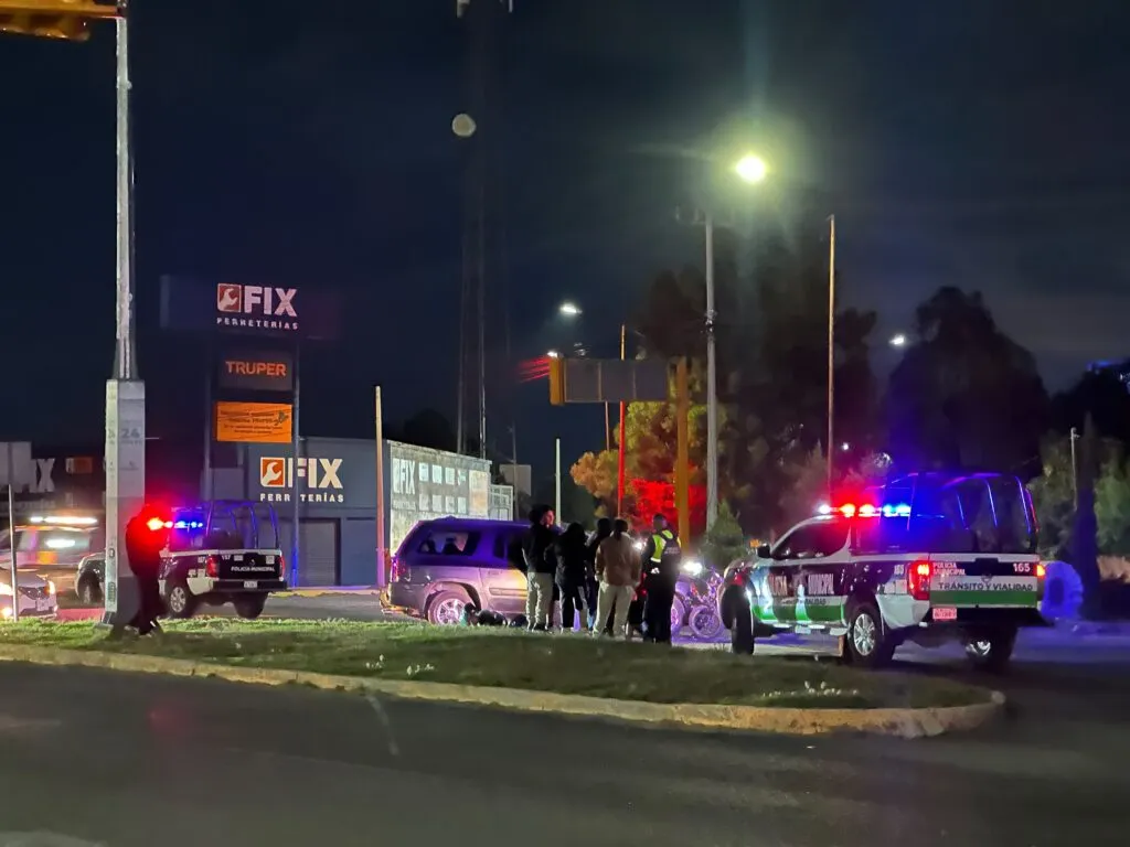 Motociclista sale proyectado tras fuerte choque frente a Plaza Alameda Tizayuca