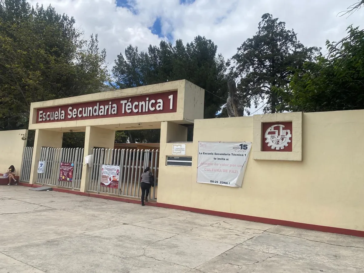 Maestros protestan en la Técnica 1 por presunta imposición de directivos